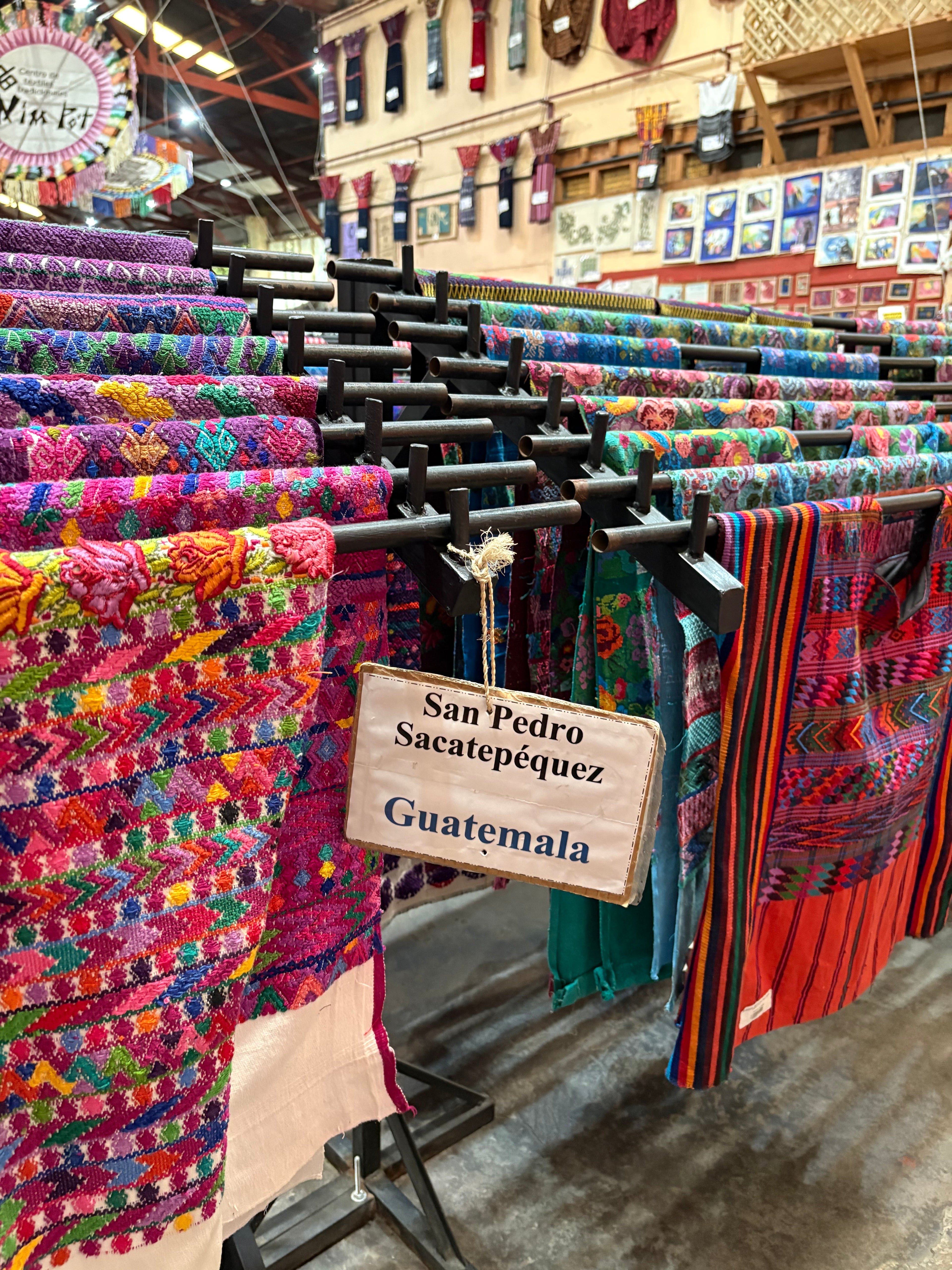 Un Viaje que Teje Historias: La Curación de Textiles Guatemaltecos de Fauna Latina